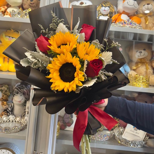 Ramo 3  girasoles + rosas 