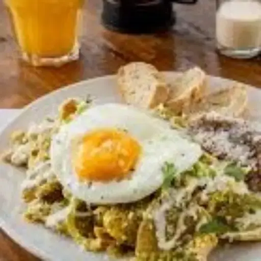 Chilaquiles verdes con huevo 