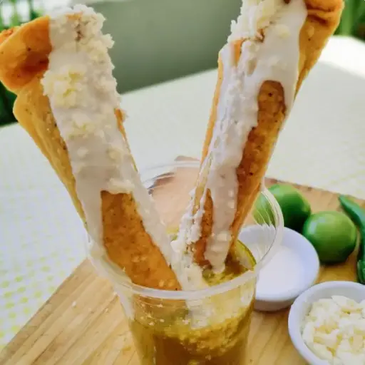 Flauteñas de Frijol con Queso