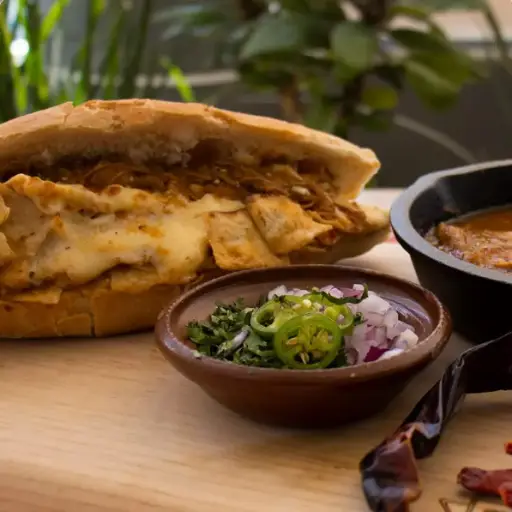 Lonche Jalisquil Chilorio de Puerco