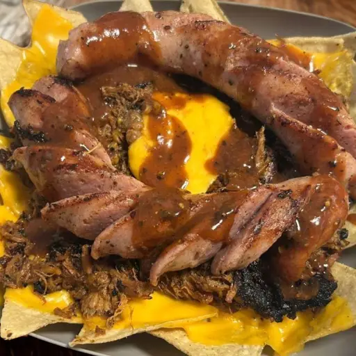 NACHOS CON PULLED PORK Y SALCHICHA TEXANA
