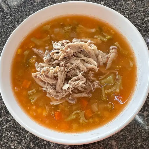 Caldo de verduras con pollo