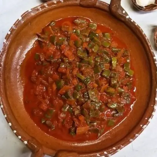 Nopales en chile colorado