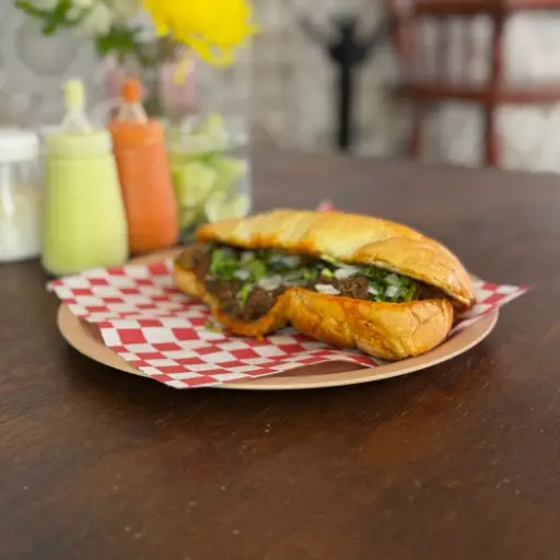 Torta de birria con consomé