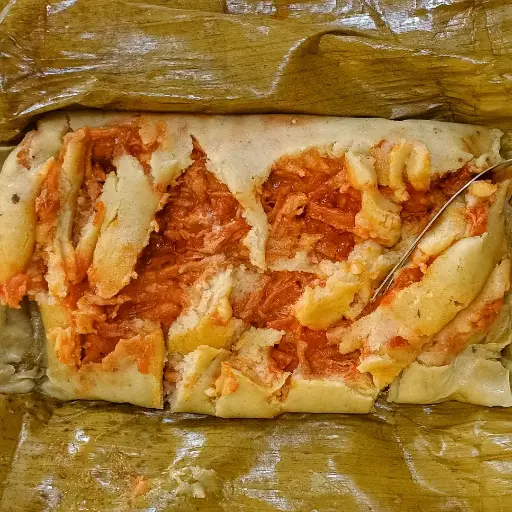 Tamal de puerco (rojo)