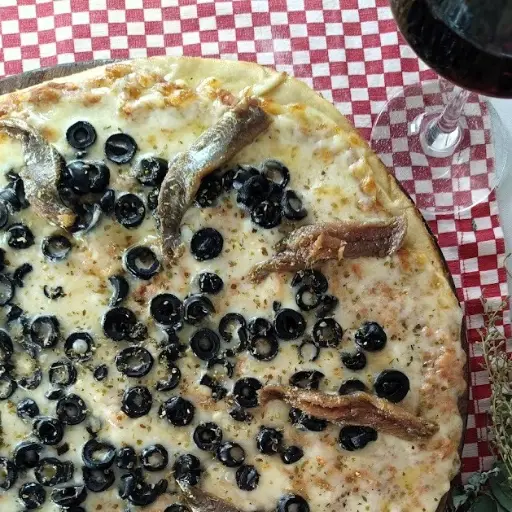 Anchoas y Olivas Negras
