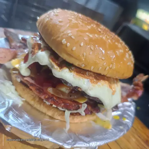 Hawaiana con Queso Oaxaca y tocino 