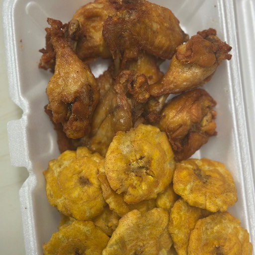 Alitas con tostones 