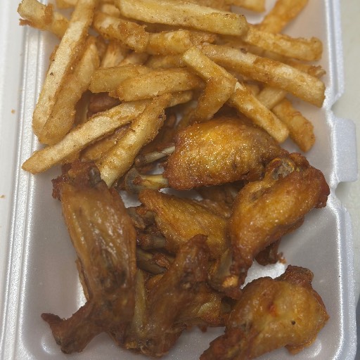 Alitas con papas fritas 