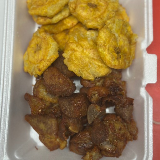 Carnita de cerdo fritas con tostones 