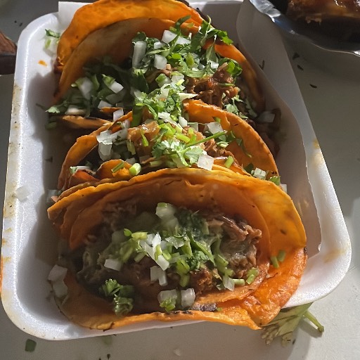 4 Quesabirrias + 1 consomé chico.