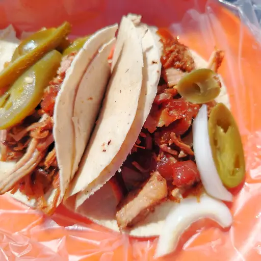 Carnitas, tortas y tacos 