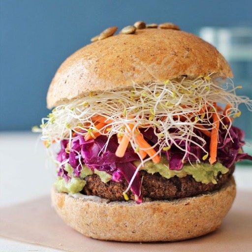 Hamburguesa de vegetales salteados 