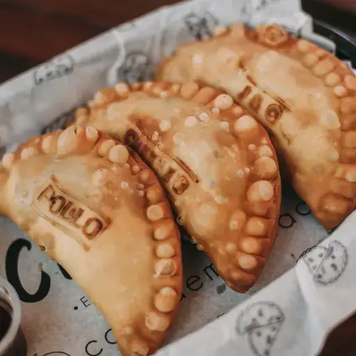MANSO COMBO Fritas (3 empanadas + bebida)