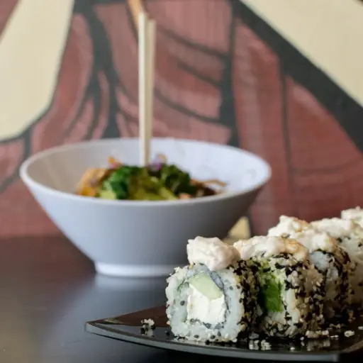 Combo 6: Rollo Especial y Yakimeshi