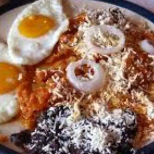 Chilaquiles Rojos con Huevo