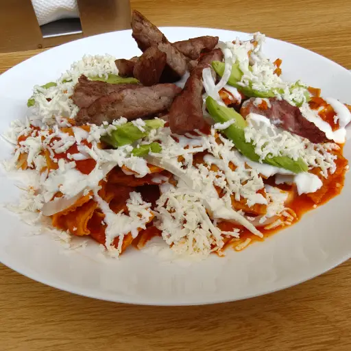 CHILAQUILES CON ARRACHERA ARTESANAL 