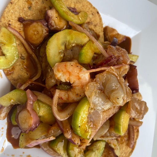 Tostada de aguachile mixto verde.