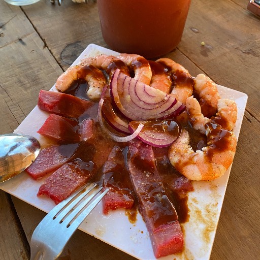 Sashimi de atún con camarón cocido.