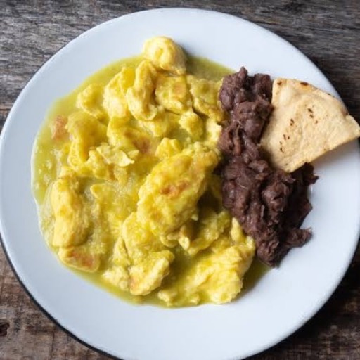 Huevos en salsa roja o verde 