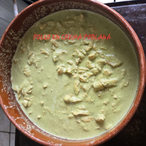 Pollo en crema poblana