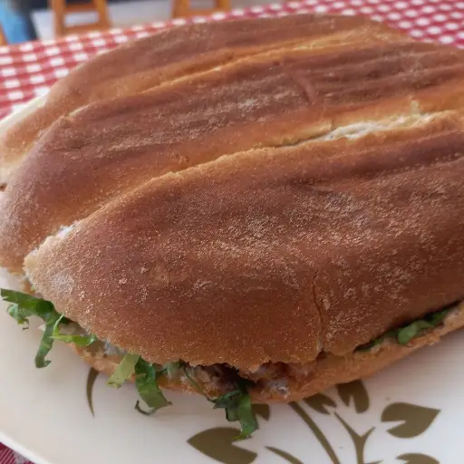 Torta de salchicha oaxaqueña 