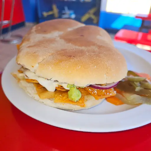 Torta de chilaquiles con pechuga