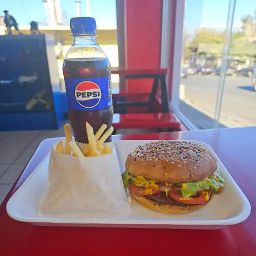 Hamburguesa, papas y refresco de 400 ml en combo chico