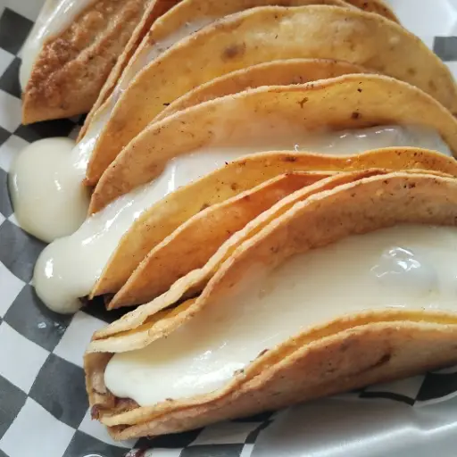 Taco dorado con queso