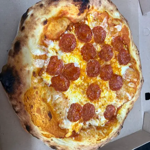 Pizza de pepperoni + 2 cervezas Barrilito 325 ml