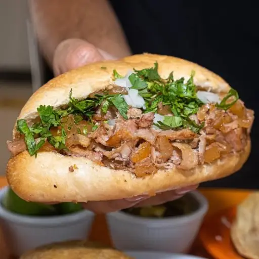 1/2 carnitas michoacanas