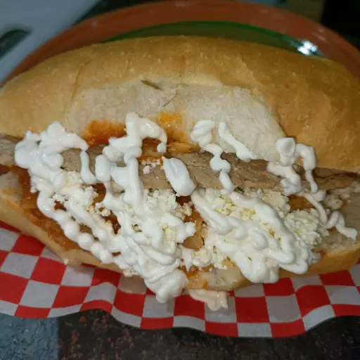 Torta de chilaquil de cerdo 