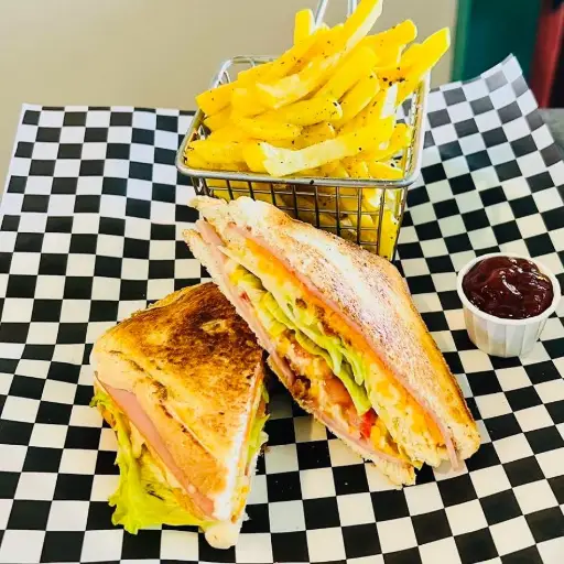 CLUB SANDWICH CON PAPAS