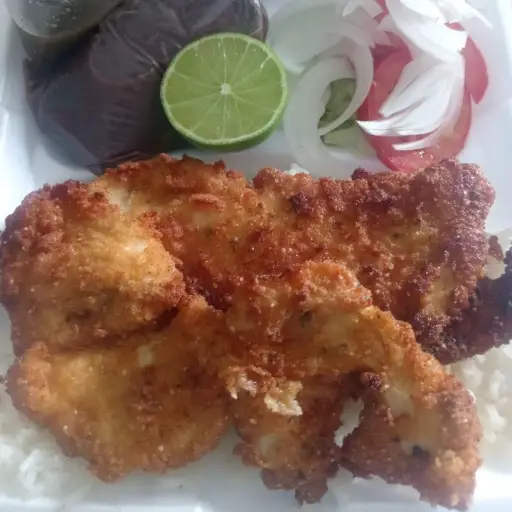 Milanesa de pechuga de pollo empanizada