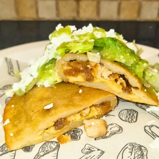 Quesadilla de Castacan con Queso de Bola