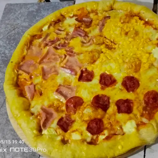 1 pizza familiar ➕ borde de queso ➕ 1 pepsi