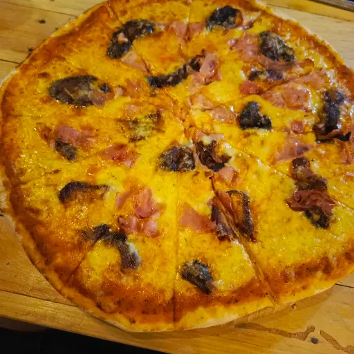 1 pizza familiar ➕ doble queso ➕ 1 pepsi 