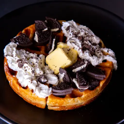 Waffle C/Oreo y Crema batida