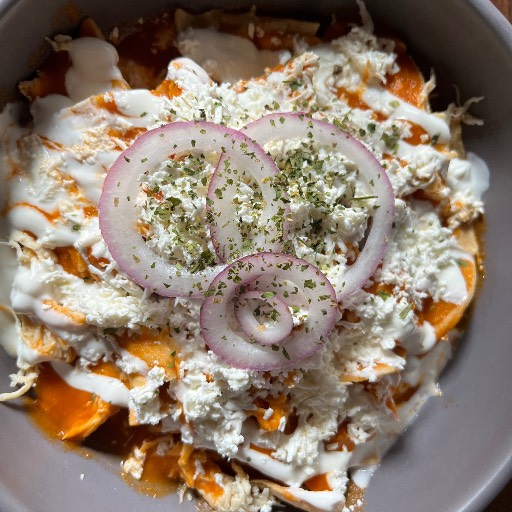 Chilaquiles rojos con pollo