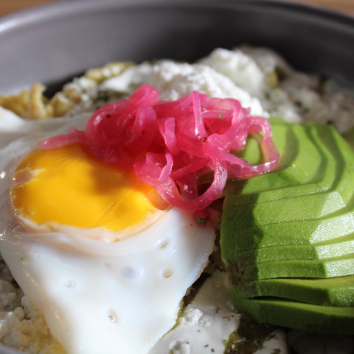 Chilaquiles suizos con huevo