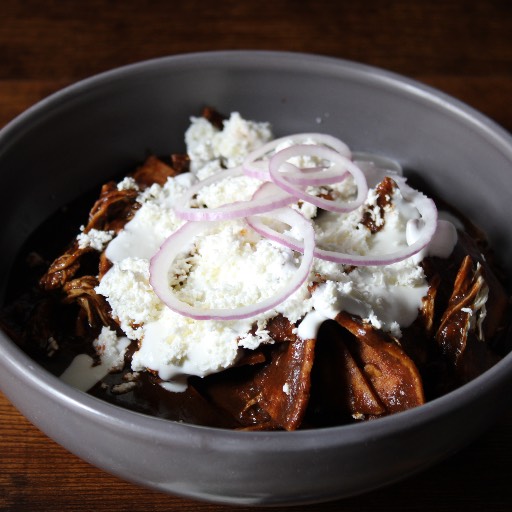 Chilaquil de mole rojo con pollo  