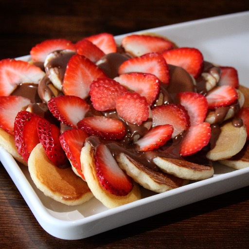 Mini hot cakes nutella y fresa 