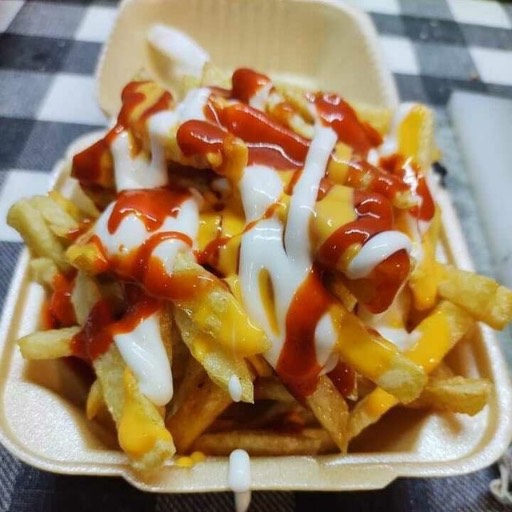 Papas Bañadas en Salsa y Queso Amarillo 