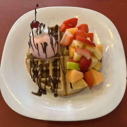 Wafle con Fruta y Nieve