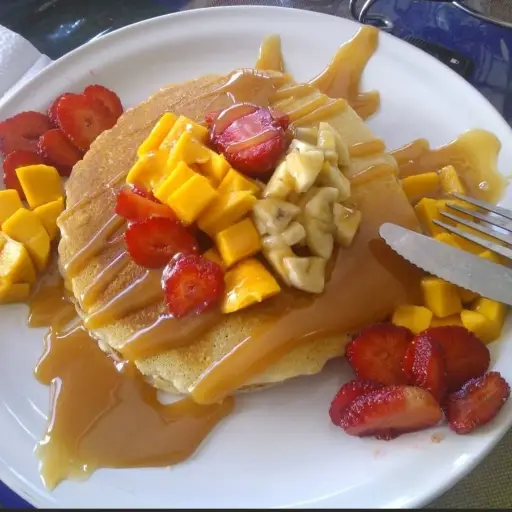 Hot Cakes con Fruta 2 pza