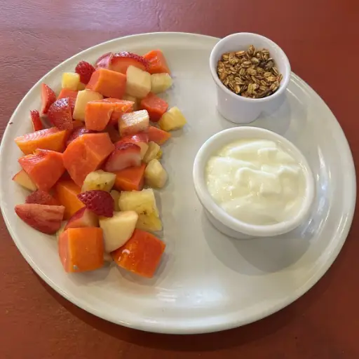 Fruta Picada con yogurt