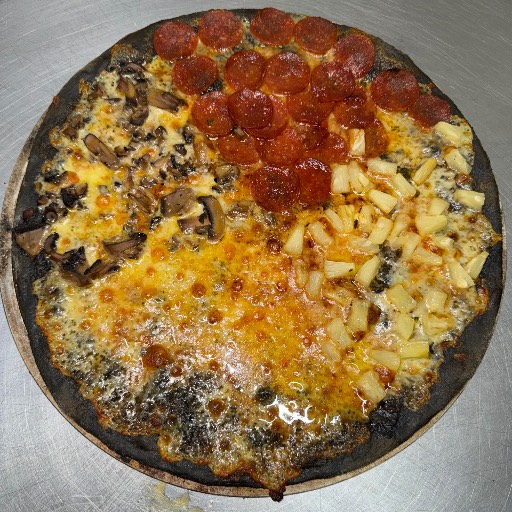 Pizza Cuarteto CON MASA OSCURA👻