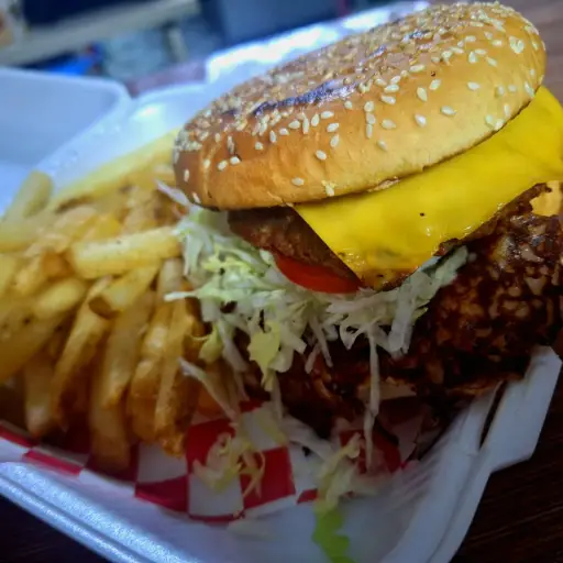 Hamburguesa hawaiana con papas 