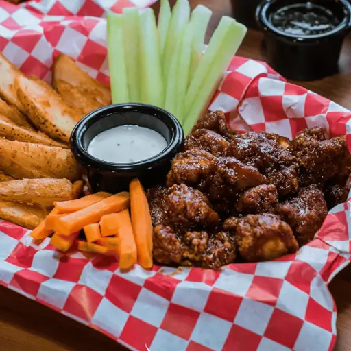 Boneless con papas a la francesa 