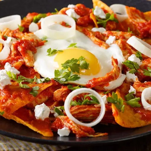Chilaquiles con huevo estrellados
